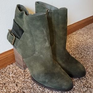 Sbicca womens Lorenza forest green suede heeled booties. Size 8.